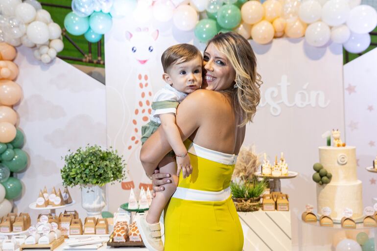 Denise Hutter se prepara para celebrar el Día de la Madre con Gastón e Ignacio. (Romi Ocampos)