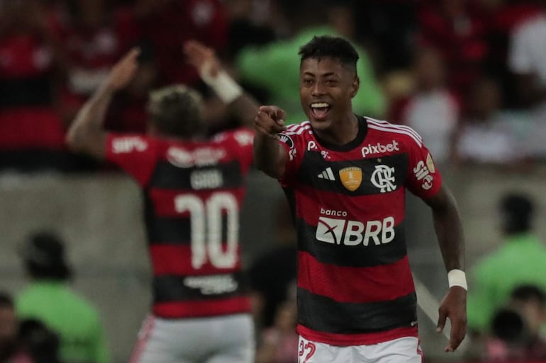 Bruno Henrique, futbolista del Flamengo, celebra un gol contra Olimpia por el partido de ida de los octavos de final de la Copa Libertadores en el estadio Maracaná, en Río de Janeiro, Brasil.