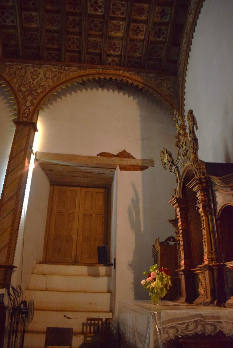 Las paredes y puertas del templo están agrietadas y resquebrajadas. 