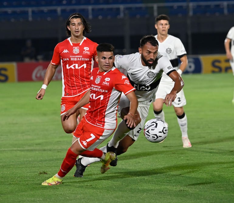 El volante de Olimpia Ramón Martínez adelanta el balón e intenta superar la marca del mallorquino Teodoro Arce