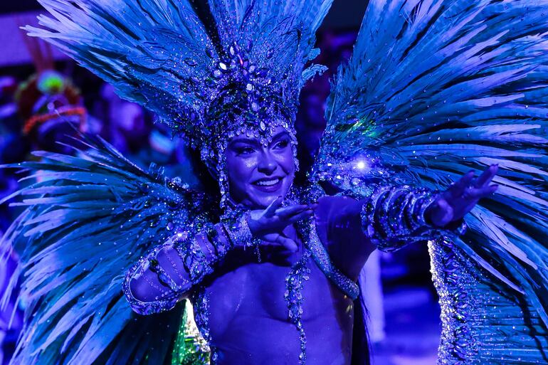 Integrantes de la escuela de samba Mocidade Independente de Padre Miguel desfilan durante el segundo día del carnaval de Río de Janeiro hoy, en el Sambódromo en Río de Janeiro (Brasil). EFE/ André Coelho
