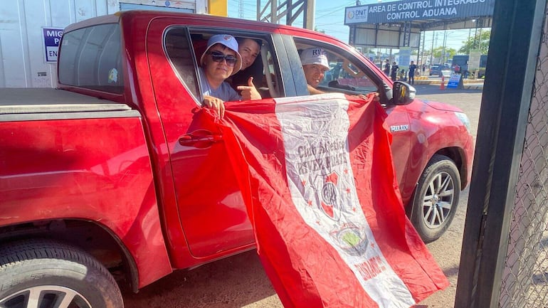 Fotografía cedida por la Dirección Nacional de Migraciones de Paraguay de un grupo de hinchas de River Plate ingresando este miércoles, a Paraguay por el puesto fronterizo de José Falcón, localidad en Paraguay que limita con Clorinda en Argentina.