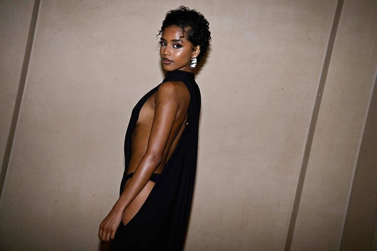 La cantante Tyla estuvo en primera fila en el desfile de Jacquemus Menswear Ready-to-wear Fall-Winter 2025/2026. (JULIEN DE ROSA / AFP)