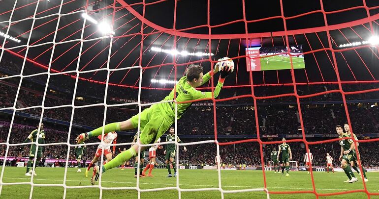 Munich (Germany), 24/01/2024.- Union'Äôs goalkeeper Frederik Roennow in action during the German Bundesliga soccer match between FC Bayern Munich and Union Berlin in Munich, Germany, 24 January 2024. (Alemania) EFE/EPA/ANNA SZILAGYI CONDITIONS - ATTENTION: The DFL regulations prohibit any use of photographs as image sequences and/or quasi-video.
