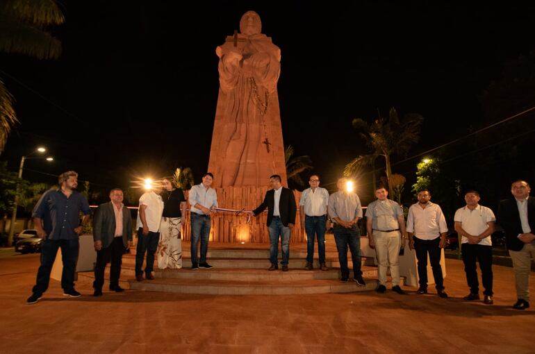 Momento de la inauguración oficial del monumento a Fray Luis Bolaños.