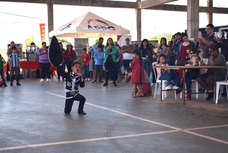 Elias Bobadilla, el Mariachi de Quyquyhó, hizo vibrar a los presentes.