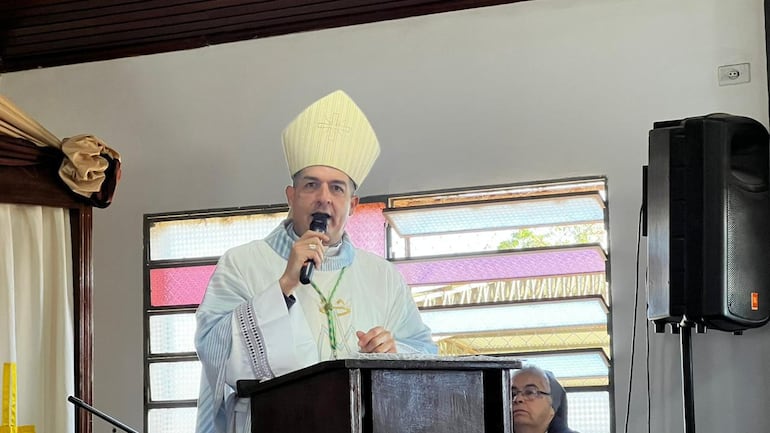 El obispo del Chaco, monseñor Gabriel Escobar, durante la homilía de la misa central en honor de la Virgen del Carmen en Carmelo Peralta.