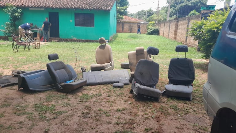 Los intervinientes encontraron restos de vehículos robados.