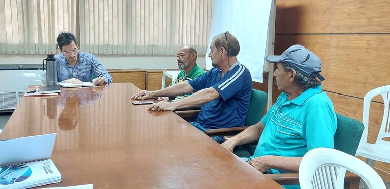 Representantes de los cuidacoches se reunieron hoy con Álvaro Grau, concejal de Asunción.