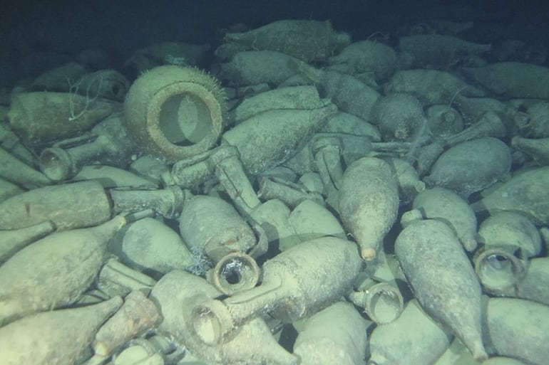 Tres barcos romanos naufragados hace más de dos milenios en el mar Tirreno con cientos de ánforas son analizados con la ayuda de unos robots subacuáticos que ya han conseguido recuperar varias piezas de las profundidades para su estudio.