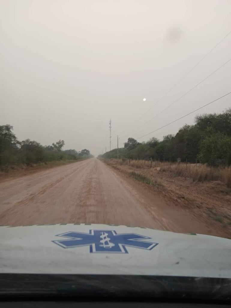 Ambulancias enviadas por el Ministerio de Salud a la zona del incendio en inmediaciones del Cerro Chovoreca.