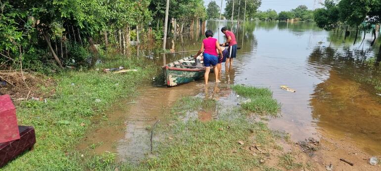 Más familias dejan sus hogares tras subida del río Tebicuary en Villa Florida, Misiones.