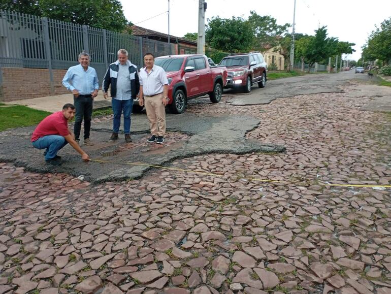 De izquierda a derecha, parados, el diputado Héctor "Bocha" Figueredo, el Ing. Carlos Casati y el intendente Luciano Cañete, midiendo la calle Gral. Bernardino Caballero.