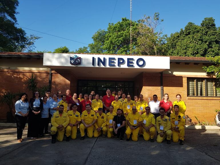 Bomberos reciben capacitación por primera vez en el país para emergencias pediátricas.