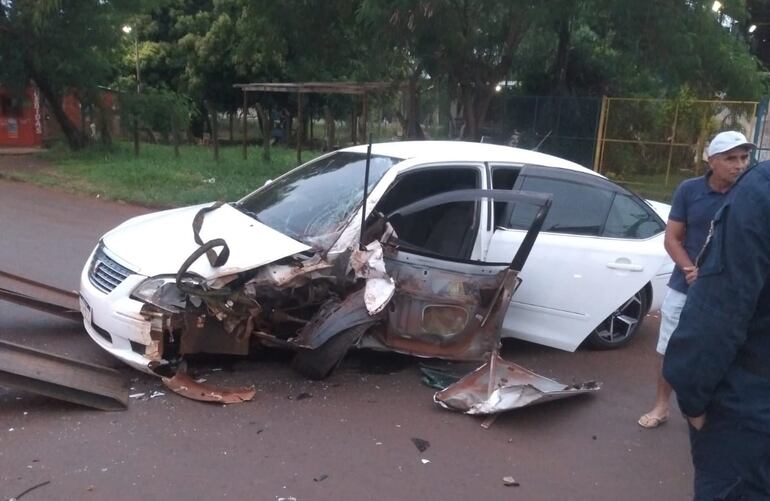 Tres ocupantes del automóvil sufrieron lesiones y fueron trasladados al Hospital Distrital local.