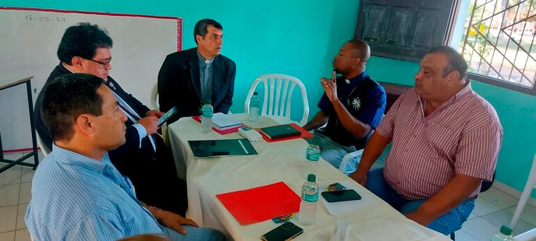 Monseñor Gabriel Gabriel Escobar dirigió la reunión de autoridades y representantes de instituciones públicas del Alto Paraguay realizada esta mañana en el local del Vicariato Apostólico del Chaco. 