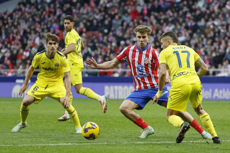 El centrocampista del Atlético de Madrid Pablo Barrios y el defensa del Villarreal Francisco Femenía, durante el partido de La Liga de la jornada 21 que disputan Atlético de Madrid y Villarreal, este sábado en el estadio Riyadh Air Metropolitano en Madrid.