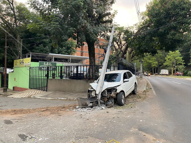 Vehículo chocó contra la columna de la ANDE y su conductor abandonó el sitio.