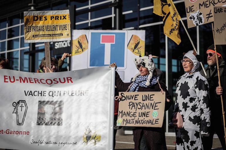 Agricultores protestan contra el acuerdo Mercosur-UE, en Francia.