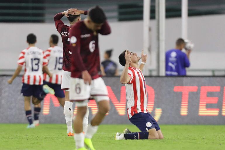 Los jugadores de Paraguay celebran un gol de Marcelo Pérez en el partido frente por el Preolímpico Sub 23 en el estadio Nacional Brígido Iriarte, en Caracas, Venezuela.