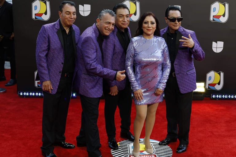 Los Ángeles Azules posan en la alfombra roja de los Premios Juventud en el Coliseo José Miguel Agrelot, en San Juan. (EFE/Thais Llorca)
