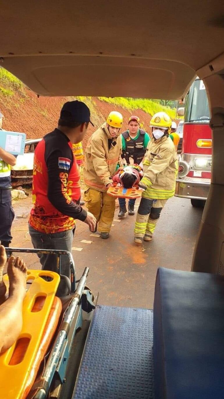 Una de las víctimas al momento de ser auxiliada por bomberos. 