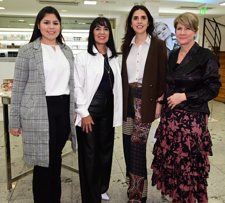 Yerutí González, Deyssi Vega, Víctoria Scalella y Mabel Pérez.