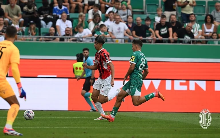 Hugo Cuenca en acción en el último amistoso del AC Milan contra el Rapid Viena de Austria.