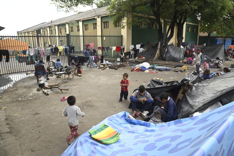 Nativos sufren los rigores del clima en medio de precariedades, la falta de alimento y de respuesta estatal.