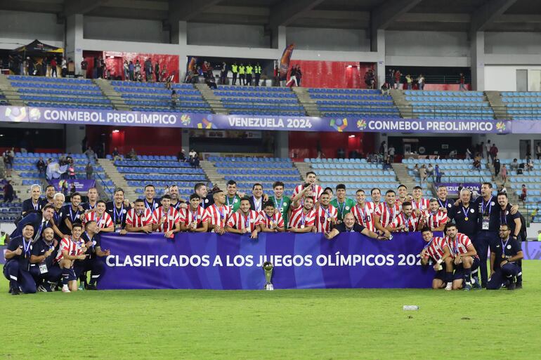 Los jugadores de Paraguay celebran la clasificación a Los Juegos Olímpicos París 2024 y la consagración de campeón del Preolímpico 2024 en el estadio Nacional Brígido Iriarte, en Caracas, Venezuela.