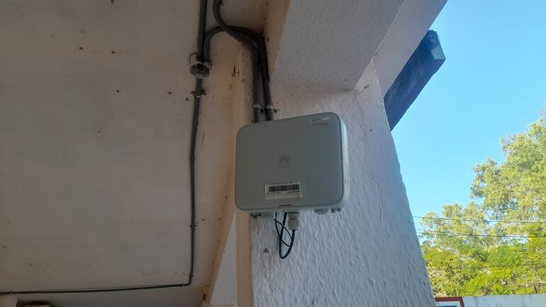 Equipo de internet instalado hace 8 meses en el colegio Angel Muzzolòn, pero nunca funciono.