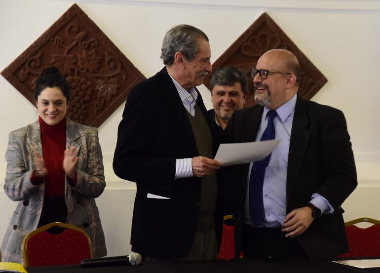 Alcibiades González Delvalle, impulsor del Día Nacional de la Lectura, recibió un reconocimiento de manos del Viceministro de Educación, David Velázquez Seiferheld.