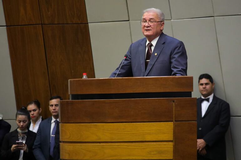 Nuevo fiscal general de Paraguay, Emiliano Rolón, mientras habla ante el Congreso.