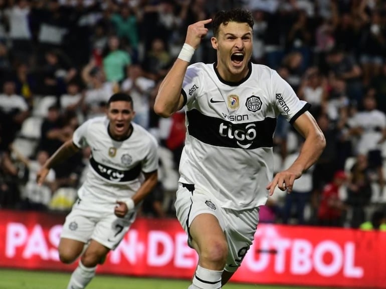 Facundo Bruera (d), atacante de Olimpia, celebra el gol que fue en contra de Francisco Peralta, arquero de Sportivo Luqueño, por la primera fecha del torneo Apertura 2023 del fútbol paraguayo.