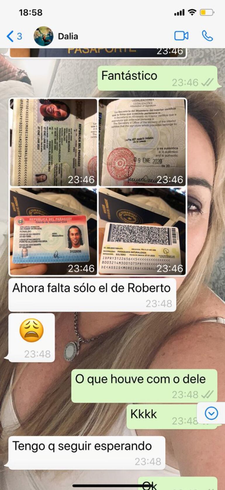 Dalia López informaba permanentemente a la testigo Paula Oliveira de la marcha de los trámites que hizo  para gestionar los documentos falsificados del exjugador Ronaldinho Gaúcho, su hermano Roberto y también el del esposo de la testigo, el empresario Wilmondes Sousa. El celular está en poder de la Fiscalía.