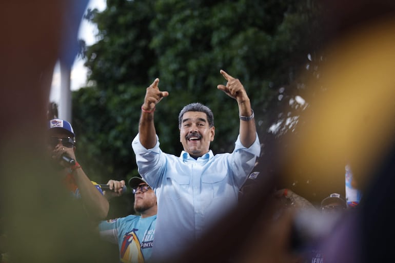 El presidente venezolano, Nicolás Maduro, hace gestos durante una manifestación para defender la supuesta victoria en las elecciones presidenciales en Caracas el 17 de agosto de 2024. 