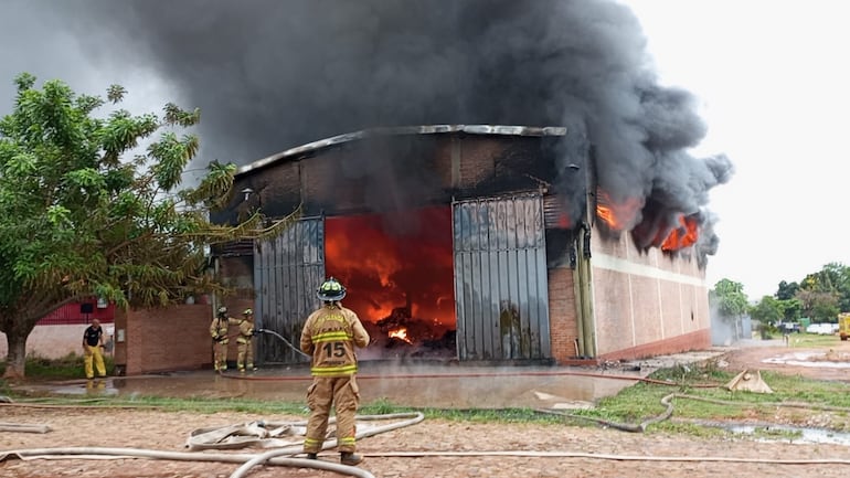 Voraz incendio en San Lorenzo.