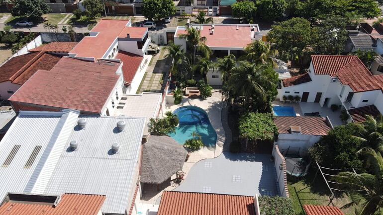 Vista aérea de una casa allanada ayer por policías antinarcóticos durante un operativo para intentar detener al uruguayo Sebastián Marset en Santa Cruz, Bolivia.