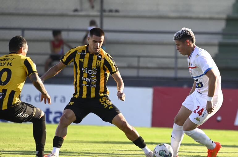 Carlos Espínola intenta escapar de la marca de Luis Martínez y William Mendieta