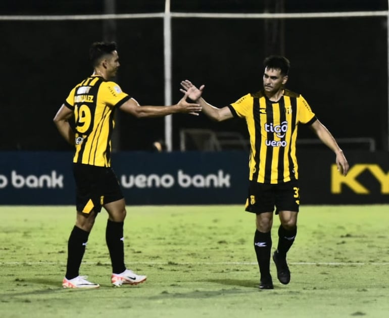 Daniel Pérez (d), futbolista de Guaraní, festeja un gol en el partido ante Tacuary por la tercera fecha del torneo Apertura 2024 del fútbol paraguayo en el estadio Rogelio Silvino Livieres, en Asunción.