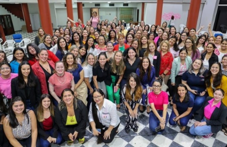 El programa, según informe del MEF, apunta a fortalecer el liderazgo femenino en el sector público mediante herramientas que potencien la carrera profesional y mejoren las oportunidades para asumir roles de liderazgo.