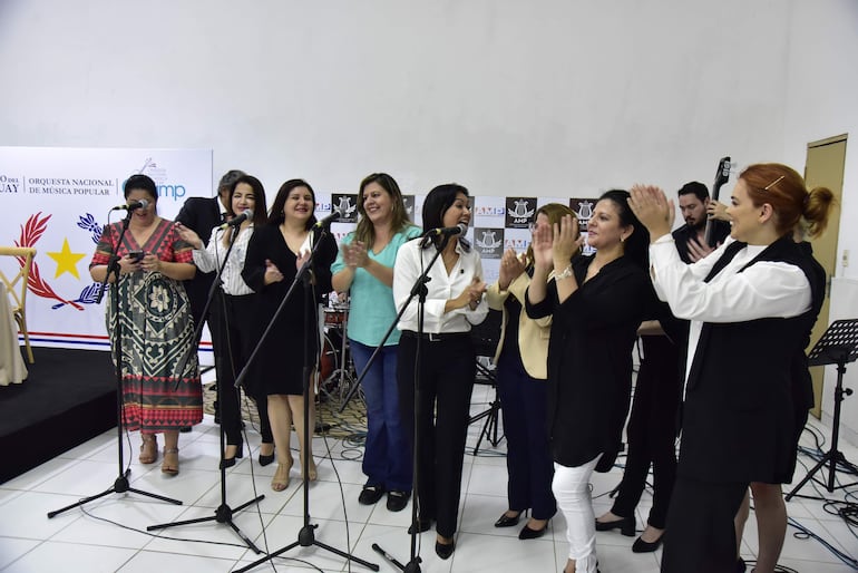 Tras la firma del convenio, varias cantantes como Mirta Noemí Talavera, Maziela Gaona, Meli Hicks, Myriam Beatriz y otras, unieron sus voces para conmemorar el Día Internacional de la Mujer durante el momento artístico.