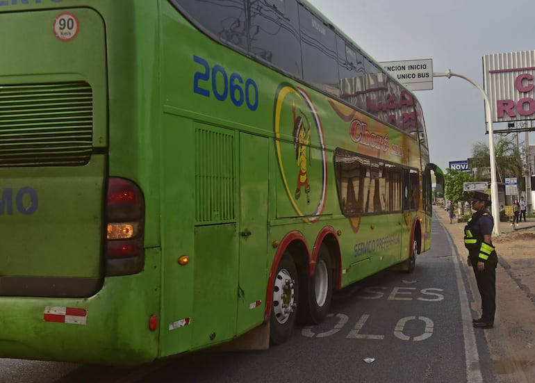 Una agente de la Patrulla Caminera observa un bus en el carril único de uno de los sentidos de la Ruta PY03, el pasado martes.