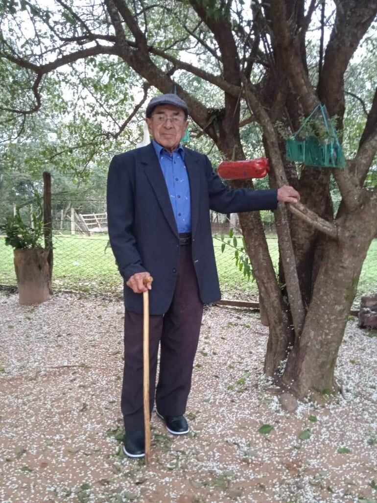 Penayo Barrios cumplió 101 años y siempre viste elegantemente.