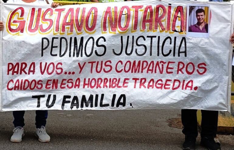 Pancarta sostenida en la manifestación frente a la Fiscalía General del Estado, Asunción, lunes 18 de noviembre de 2024