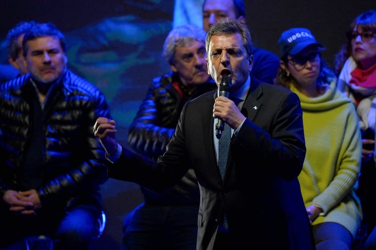 El ministro de Economía y precandidato presidencial, Sergio Massa, durante un discurso de campaña en ortuguitas, provincia de Buenos Aires. (AFP)