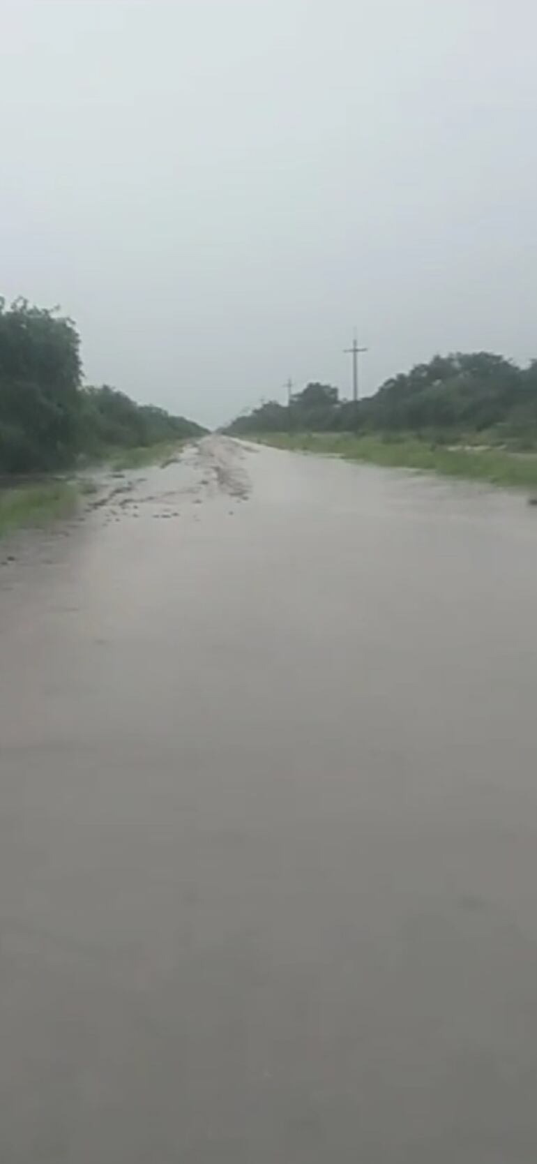 Camino que conduce a Fuerte Olimpo, las aguas de lluvias inundaron varios tramos.