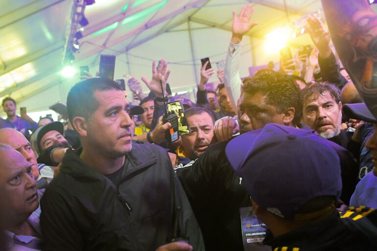 AME4862. BUENOS AIRES (ARGENTINA), 17/12/2023.- El exfutolista argentino Juan Román Riquelme (c) llega a votar para elegir presidente del club Boca Juniors hoy, en el estadio La Bombonera en Buenos Aires (Argentina). EFE/ STR
