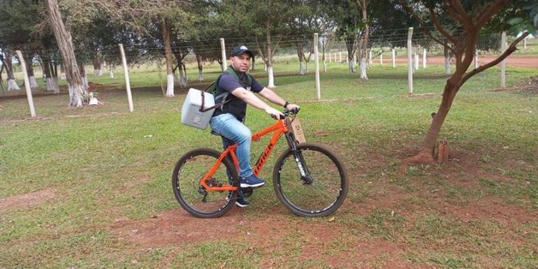 El técnico de la Unidad de Salud de la Familia recorre con su bicicleta puerta a puerta para la inmunización de la comunidad.