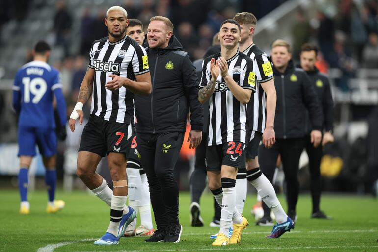 El paraguayo Miguel Almirón (d), futbolista del Newcastle, festeja la victoria en un partido frente al Chelsea por la Premier League.